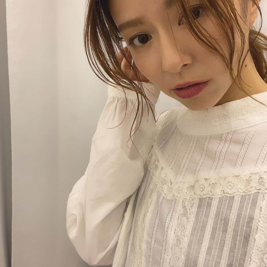 のインスタグラム：「. おはようございます🌞 . 5時に起きて走りに行くつもりだったのに 気付いたら7時だったよ…☺️ . さて、本日は動画の撮影。どんな感じなるかなー。 . 写真は昨日の @osharewalker_official の撮影📸 秋冬のお洋服に囲まれてるとまだまだ暑いのに もう頭の中はそっちモード🍁 ＿＿＿＿＿＿＿＿＿＿＿＿＿＿＿＿＿＿＿＿＿＿＿＿＿ #撮影 #モデル #ロケ #ロケ撮影 #ファッション #コーデ #コーディネート #シンプルコーデ #フリルブラウス #ootd #outfit #shooting #model #fashion #coodinate #white #blouse #shirt」