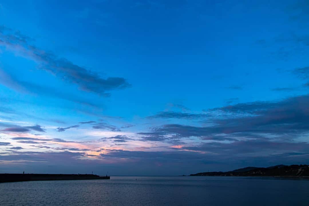 岡本圭司さんのインスタグラム写真 - (岡本圭司Instagram)「sea. I feel nostalgic sometimes. #landscape  #photography  #懐かしい気持ち #青 #景色」9月3日 11時16分 - hywod_kj
