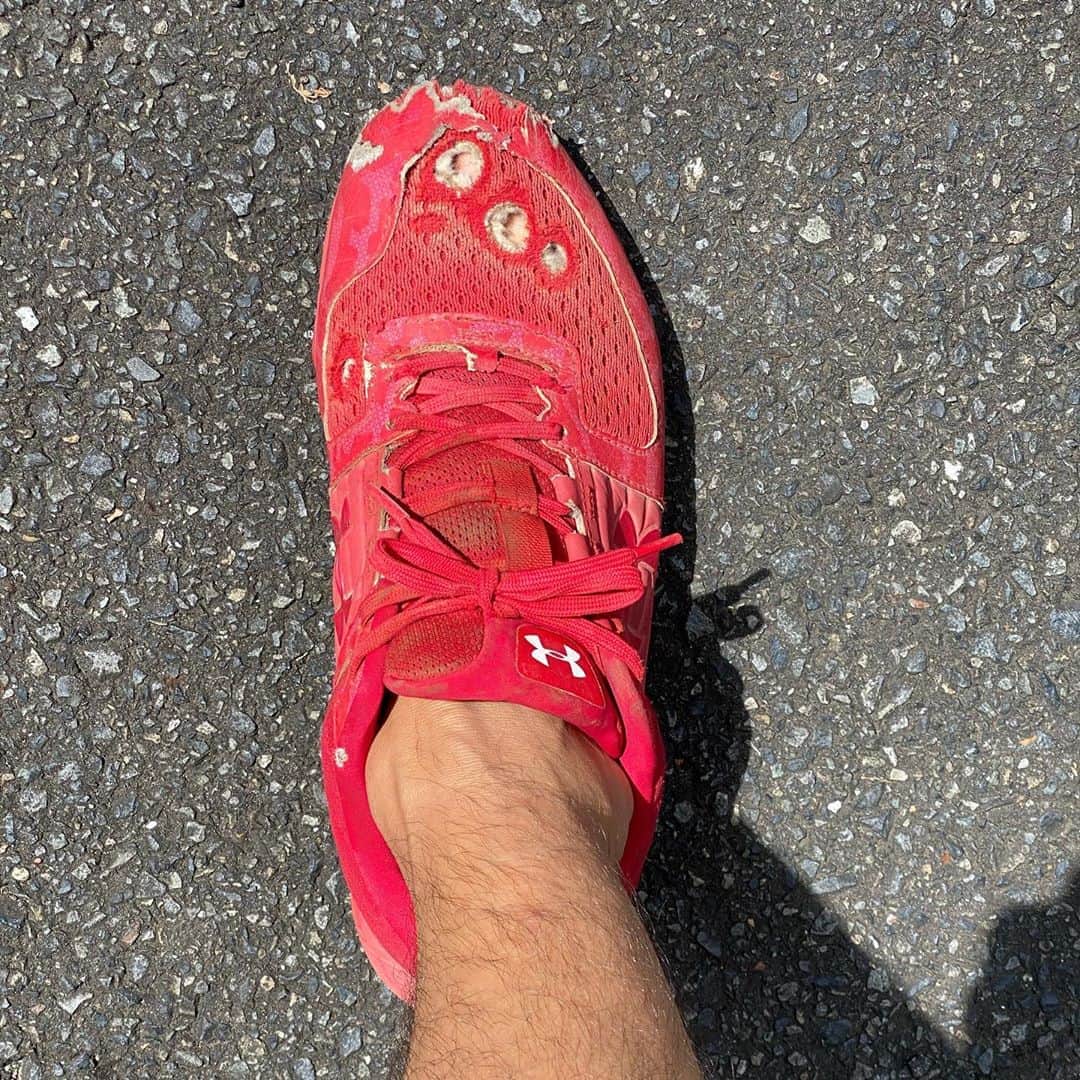 クーニンズさんのインスタグラム写真 - (クーニンズInstagram)「・ 投げる練習するときは いつもアンダーアーマーの靴。 おかげで穴あきまくり。  なぜか複数の穴ができてる。 まだまだ履けそうやけど これで投げるとソックスも破れる笑  #アンダーアーマー #シューズ #LOVE」9月3日 11時17分 - qoonin