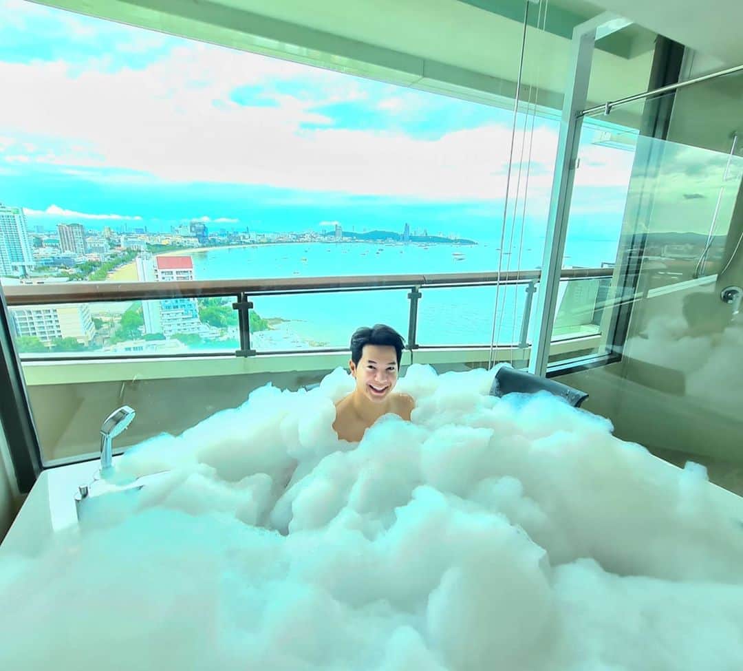 アイス・サランユーのインスタグラム：「Good Thursday Morning From Family Suite @capedara  ถ้ามีโอกาสอยากชวนทุกคนมาเที่ยว พัทยา วันธรรมดา กันนะคร้าบ  ห้องพักราคาดี บรรยากาศดี  ไม่พลุกพล่าน เงียบสงบ  มามะ มาเที่ยวกัน  #capedara #pattaya #myชลบุรีstyle #เที่ยวทั่วไทยกับไอซ์ศรัณยู」