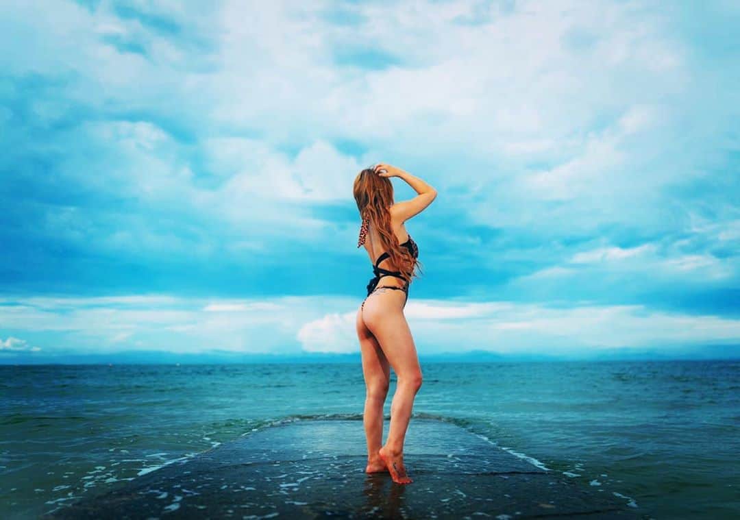 朝比奈りえさんのインスタグラム写真 - (朝比奈りえInstagram)「よく 愚痴ばかり言う人がいる  ～🎶 別に君をせめてはないけど🎶  君のグーチとネガティブな 発言が 僕のモチベを下げるんだ～🎶  とぅーるー るっるっるー  周りにいる人に振り回されない ことも大切だけど 周りに置く人は もっと大切❤  プリティウーマンの子たちは 明るくて前向きで 努力家な人ばかり✨  出勤する度に 頑張らなきゃって  【頑張りたい】 って  【あんな風になりたい】 って  思わせられるよ❤  🐠🌺🌴🌞🐬🎐🍉🌻🍧👙  #148cmの彼女 #日サロ #すすきの #sexy #美尻 #フィットネス女子 #prettywomandancers #アラサー女子 #沖縄 #歌舞伎町 #キャバクラ #キャバ嬢 #空 #名古屋錦 #ダンスショー #ショータイム #ポールダンス #プリティウーマン #prettywoman #エンジェルシャンパン #148cm #Gカップキャバ嬢 #内海 #コロナに負けるな #水着ギャル  #筋トレ #宅トレ #海 #プロテイン」9月3日 11時24分 - lie8862