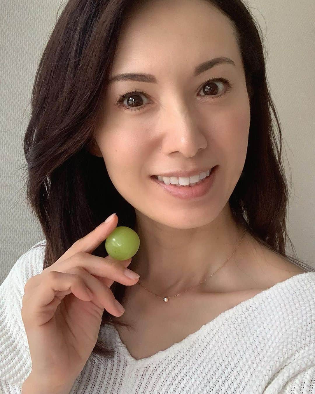 のインスタグラム：「・ ・ ・ 『シャインマスカット』 ・ ・ シャインマスカットが お姑さんから届きました♡ ・ 大好きなので嬉しい(๑˃̵ᴗ˂̵)♡ ・ ・ 子供達も「美味しい！美味しい！」と食べてます^ ^ ・ ・ 今朝はちょっと贅沢に スムージーに少し入れてみました♡ ・ 小松菜、冷凍キーウィ、冷凍マスカットに シャインマスカット⭐︎ ・ ・ good morning Smoothie ・ ・ ・ #駒田奈美#オスカープロモーション#モデル#スムージー#smoothie #シャインマスカット#小松菜#キーウィ#旬の果物#大好き」
