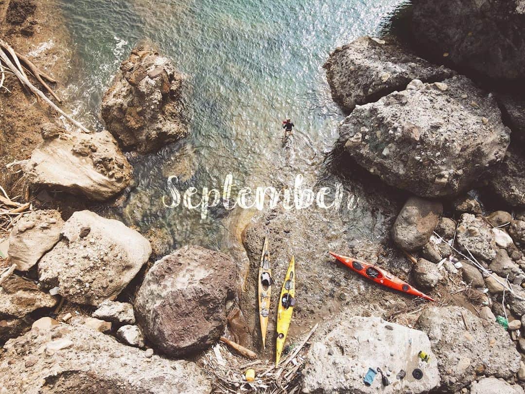 のインスタグラム：「𝙷𝚎𝚕𝚕𝚘 𝚂𝚎𝚙𝚝𝚎𝚖𝚋𝚎𝚛. 伊豆𝟸日目は𝚂𝚄𝚁𝙵𝙰𝙲𝙴でシーカヤック🚣🏼‍♂️  午前中は雨に降られたけど午後は晴れて最高に気持ちいい♩¨̮⑅*  広い海に浮かんでると普段小さなことで悩んでる自分が馬鹿らしくなる😏👍  そんな南伊豆が大好きだー❤️  #summer #summervacation #izu #minamiizu #seakayak #surface #夏休み #シーカヤック #絶景 #南伊豆 #海の冒険 #アウトドア」