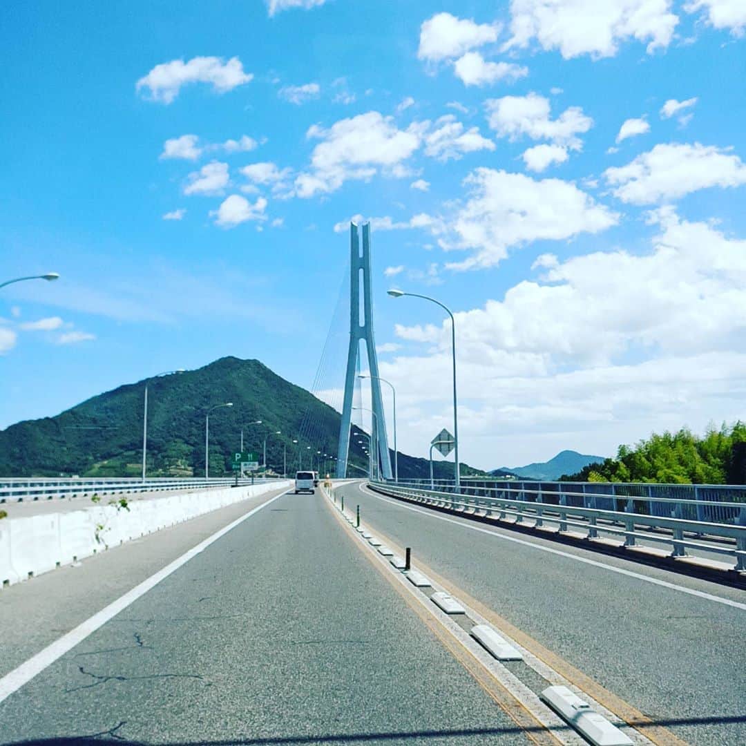 のインスタグラム：「。 急に、尾道ラーメンが 喰いたくなり向かうという。  しまなみ海道は今日も素敵！  松本隆博は、ひまなみ街道 (^○^)  ～人生遊歩道～」