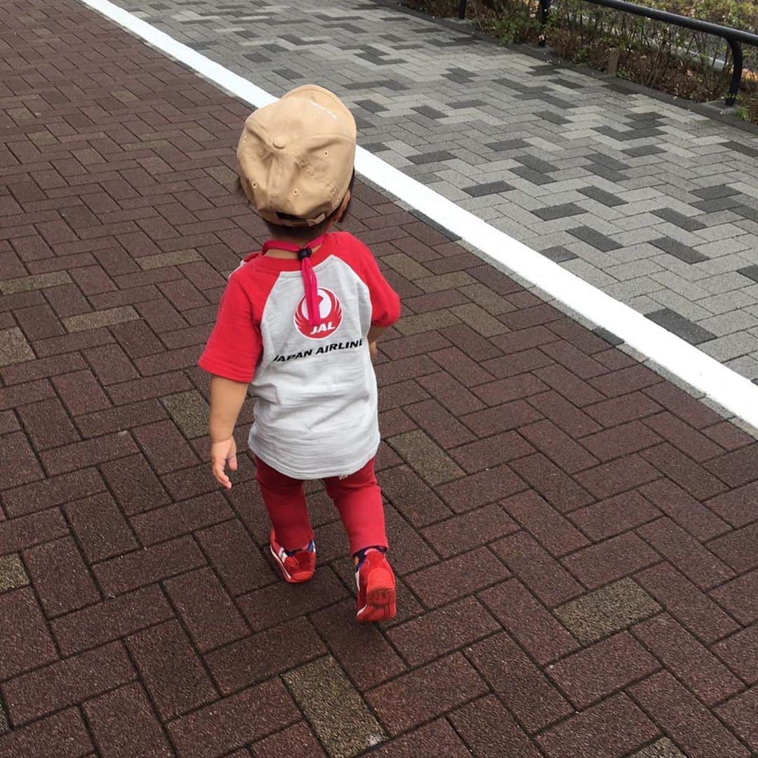 与座よしあきのインスタグラム：「今日はJALの整備士さん。 ベビーカーの整備をしてました！ かっくいいー！#jal #整備士」
