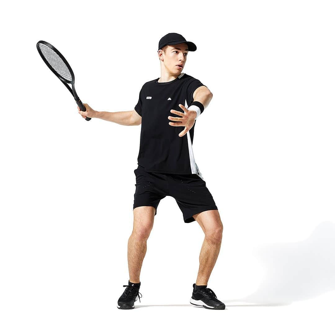 のインスタグラム：「Styling｜*TENNIS 2020 FALL & WINTER* 吸汗速乾機能とUVケア機能に加え、軽量かつ薄手ですが透けにくく、ストレッチ性にすぐれた素材を使用したゲームシャツと、様々な動きに追随する安定したフィット感を実現したショートパンツのマッチコーディネーション。アイテムをオールブラックで纏め上げることで、シンプルな中にも洗練された印象をプラス。 ... Game Shirts [EM00320] ¥14,300 Game Shorts [EM20320] ¥12,100 Sensitive Cap [EAC10302]￥4,950 … #ellesse #エレッセ」
