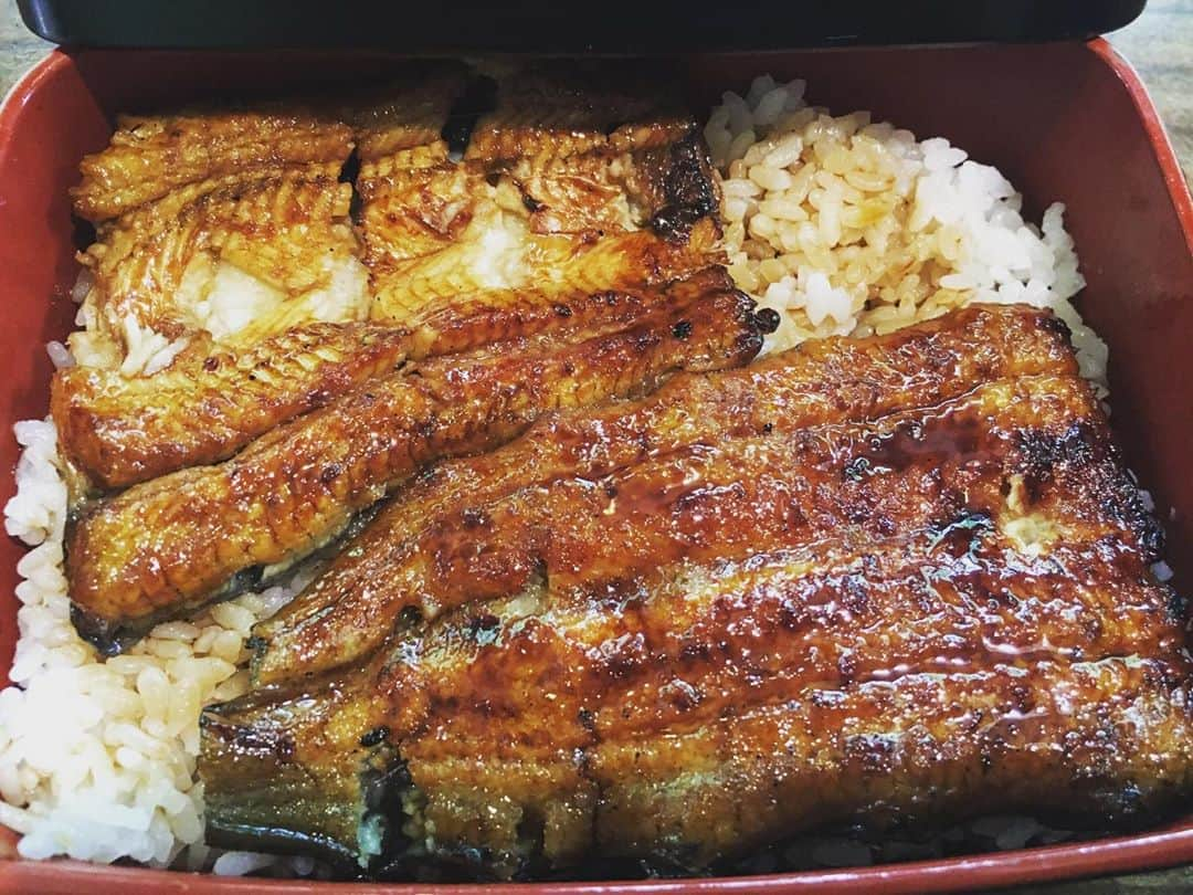 宮田麺児さんのインスタグラム写真 - (宮田麺児Instagram)「上鰻重。  鰻の魅力 それは焼きの技術と タレが出来上がるまでの「歴史」と「時間」  もはや　ワイン  #ワイン #歴史 #時間#鰻重 #鰻」9月3日 11時45分 - miyatamenji