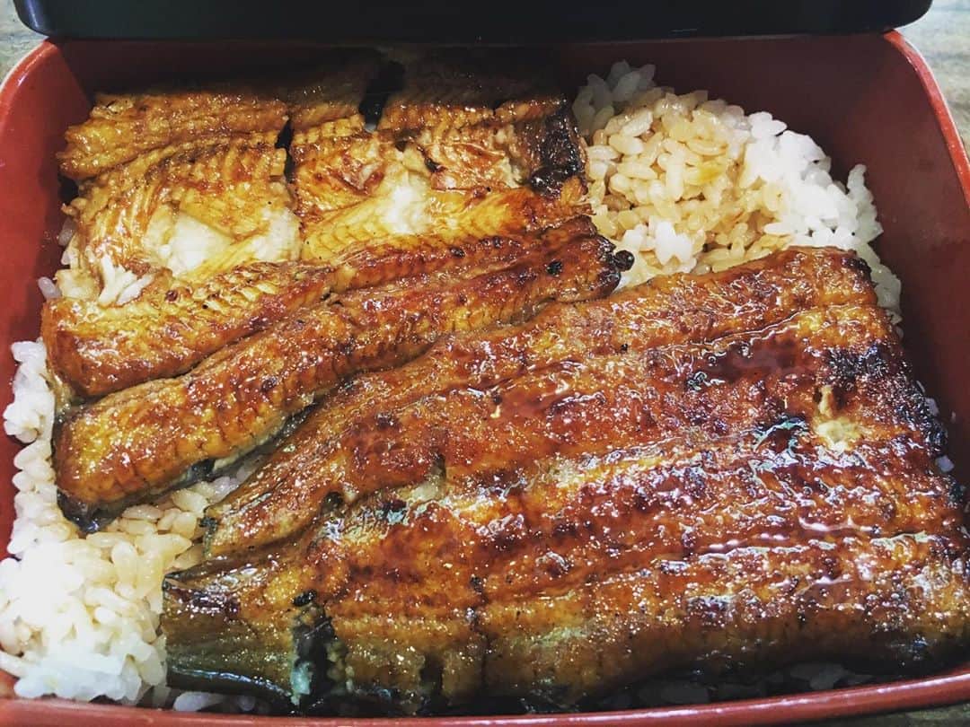 宮田麺児のインスタグラム：「上鰻重。  鰻の魅力 それは焼きの技術と タレが出来上がるまでの「歴史」と「時間」  もはや　ワイン  #ワイン #歴史 #時間#鰻重 #鰻」