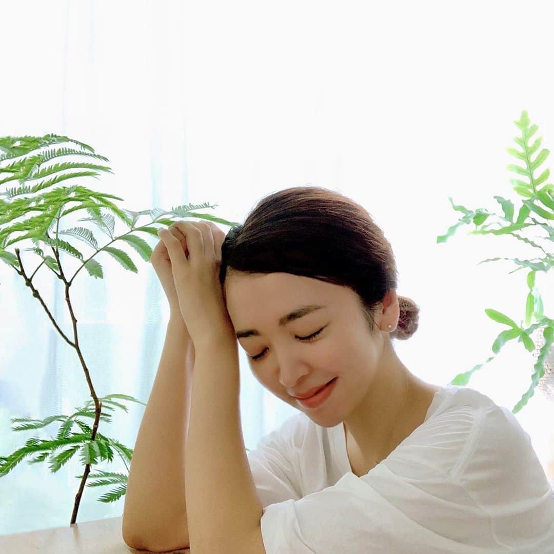 Sayakaのインスタグラム：「*﻿﻿﻿ 朝起きたら窓を開けて朝陽の入るのんびりタイムにスキンケア🧴﻿✨﻿﻿ いま愛用しているのは最近リニューアルした肌ラボ「極潤プレミアム ヒアルロン液」﻿﻿﻿ ﻿﻿﻿ インテージSRI 化粧水カテゴリーの2007年4月~2020年3月販売個数で肌支持率NO1に輝くアイテムなんだそう🏆✨✨﻿﻿ そんな肌ラボブランドがもう一度肌のことを見つめ直し、肌ラボで最多の7種のヒアルロン酸が配合されているそう😳﻿﻿ ﻿﻿﻿ ⭐︎新しく配合された浸透型ヒアルロン酸は、またの名を加水分解ヒアルロン酸Na(うるおい成分)と言ってこの化粧水のエース的な存在❣️﻿﻿ ⭐︎もう一つ、新しく配合された発酵ヒアルロン酸は、加水分解ヒアルロン酸発酵液（うるおい成分）と言うんだそう💫﻿﻿ ﻿﻿﻿ 美容液のような濃厚なとろみなのに肌なじみがよく、うるおい効果でお肌がもちもちする化粧水なのでお風呂上がりは全身に使っています☺️﻿﻿﻿ 健康な素肌と同じ弱酸性で、無香料・無着色・オイルフリー・アルコール(エタノール)フリー・パラベンフリーなので肌へのやさしさにも配慮されているのも嬉しい🙏💕﻿﻿ .﻿﻿﻿ .﻿﻿﻿ #極潤プレミアム #もちもち肌つづく #肌ラボ #肌支持率NO1化粧水 @rohto_official #ロート製薬_PR」