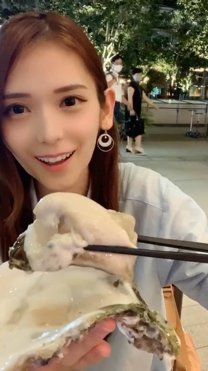 のインスタグラム：「生牡蠣食べる？🤤💓 椿って書いてあったから即注文した🥺🦪  #生牡蠣 #牡蠣 #田町グルメ #魚とワインはなたれ #リール #海鮮」