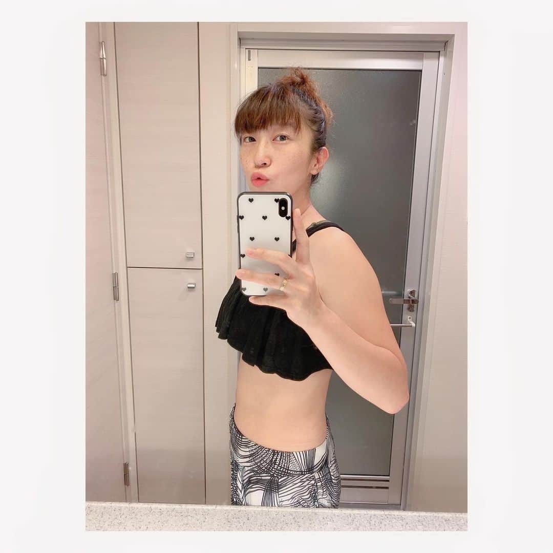 井出由起のインスタグラム：「産後の産褥体操のおかげで、 少しずつお腹周りがスッキリ✨  ちょっとずつトレーニングも再開していていこうと思いますが、無理のない範囲で😅身体としっかり向き合ってやっていきます✨  今この時期に無理しちゃうと、あとあとシンドくなるからね‼️  #3人の子育て #3児のママ #新生児 #大切に #赤ちゃん #ママ #産後 #生後2週間 #産後2週間 #baby  #井出由起  #産褥体操 #産後エクササイズ #産後運動 #産後ママ」