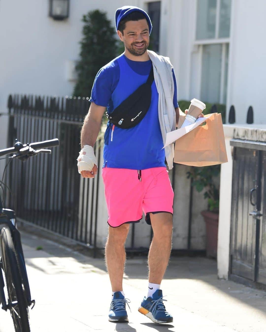 Just Jaredさんのインスタグラム写真 - (Just JaredInstagram)「@dominiccoop wears bandages around his hand while picking up lunch to-go.  #DominicCooper Photos: Backgrid」9月3日 11時51分 - justjared