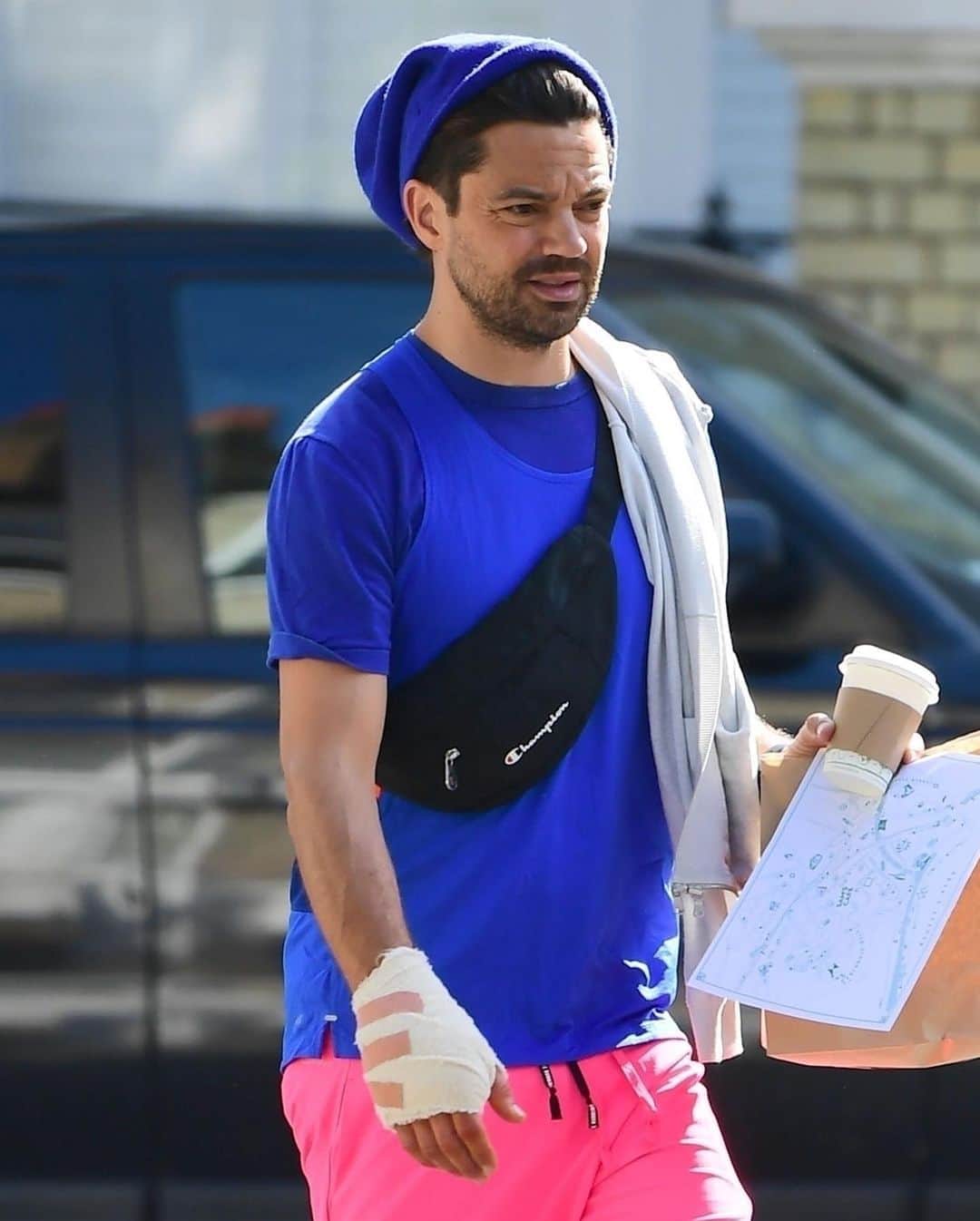Just Jaredさんのインスタグラム写真 - (Just JaredInstagram)「@dominiccoop wears bandages around his hand while picking up lunch to-go.  #DominicCooper Photos: Backgrid」9月3日 11時51分 - justjared