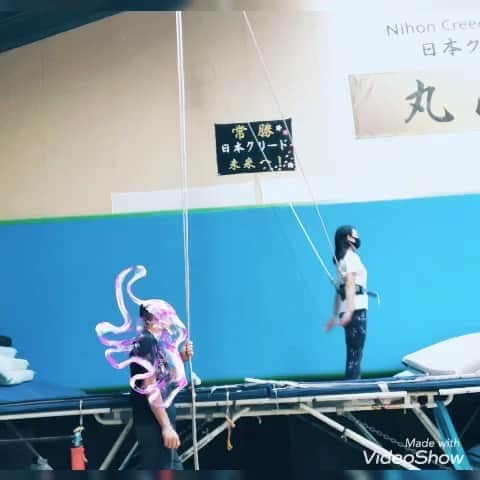 のインスタグラム：「バク宙がなんとなくスランプ気味で、今日はバク転練習に切り替え。 最初は補助ベルトつけて確認。 いけるということで、補助ベルト外して。 最後はミニトランポリンで補助してもらって飛びました。 先生の補助が安心感ありすぎて泣ける😭 楽しかった！  #バク宙 #朝練 #筋肉女子 #空中族 #軟体育成中」