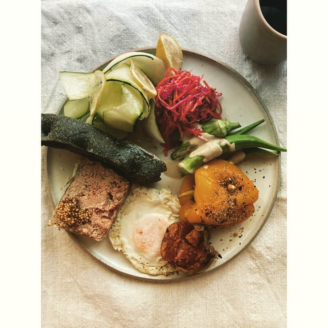 journaleatripのインスタグラム：「a morning in September leftovers  畑の ズッキーニ、ビーツ、ジャガイモ パプリカ、 オクラは新鮮なものがあちらこちらから。 久しぶりに作ったパテとこんちゃん。 夏の想いでがつまったような お皿眺めて夏の想いでなんだったかなと振り返る。  #おりたためる帽子#じゅんぺいパンとうとうsoilに#トンナソース」