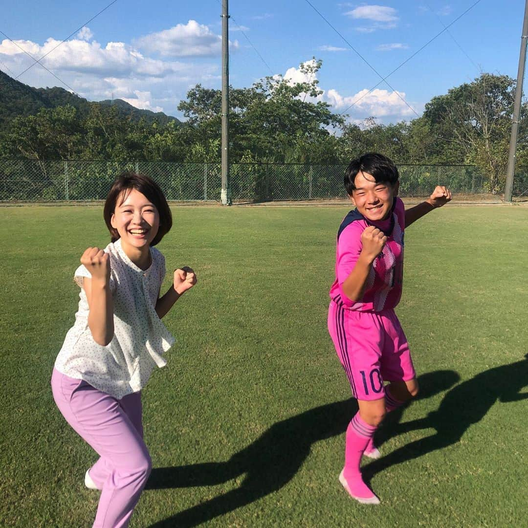 有田優理香さんのインスタグラム写真 - (有田優理香Instagram)「8月29日全国高校サッカー選手権広島県大会が開幕しました⚽️  今年は県総体やインターハイが中止になったので、まずは無事に開幕できてよかったです。当面は無観客での開催なので、その分放送で高校生の頑張りを届けたいです。早速企画を作りました！  きょうのテレビ派では開幕戦を特集します！呉三津田・大柿合同チーム唯一の3年生岩本裕紀さんの思いに迫ります。  目標としてきた県総体がなくなり悩んだ時もありましたが、選手権までサッカーを続ける決意をした岩本さん。最後まで仲間と走り続けた夏を取材しました。 18:15〜のテレビ派ぜひご覧ください✨  #高校サッカー選手権 #夢ツナグ未来 #キタゼ選手権 #呉三津田 #大柿 #広島テレビ」9月3日 11時58分 - yurikaa0624