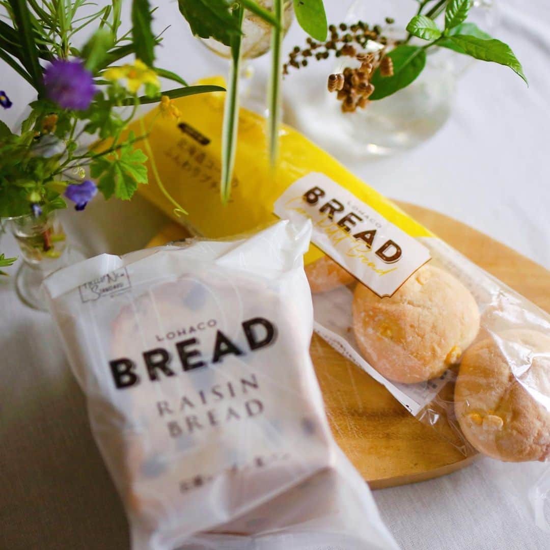 amiさんのインスタグラム写真 - (amiInstagram)「Favorite bread   LOHACO BREAD @lohaco さんの 北海道コーンのふんわりプチパンと 石窯レーズン食パンをお取り寄せ🍞💕 　  石窯レーズン食パンは、ナチュラルな 甘さのカリフォルニアレーズンがたっぷり🥺  北海道コーンのふんわりプチパンは、 国産小麦の小麦粉にオリジナルルヴァン と北海道産コーンが練り込まれてるよ💓  パンが大好きなので、ふわふわのパンで 幸せタイムでした🙏 ごちそうさまでしたー🌸  ． #LOHACO #ロハコ #LOHACO限定 #ロハコ限定 #LOHACOBREAD #レーズンパン #コーンパン #今日のパン #パンのある暮らし #パンスタグラム #おうちごはん #monipla #lohaco_fan」9月3日 11時59分 - amikuma1219