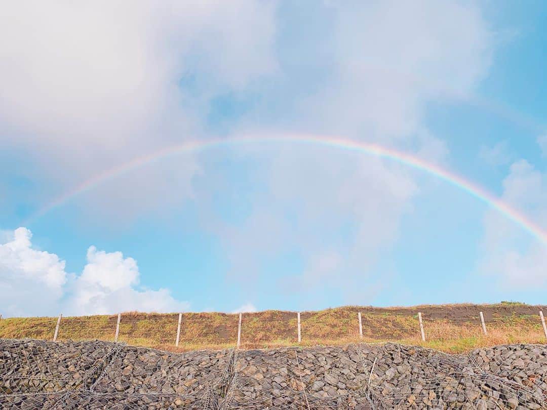 神田咲実さんのインスタグラム写真 - (神田咲実Instagram)「あれ、天気雨じゃん😯☀️☔️  って振り返ったら  お出迎え🌈💛  きゃーーーーーきゃーーー🤩 って普通に叫んでた私。笑  見上げるほど近くに感じて こんなにくっきり丸いキレイな虹を 久しぶりに見ました😌💛  早起きしてしあわせ🌈🌈　  #虹#rainbow#sky#photo #空#morning」9月3日 12時04分 - sakimikanda