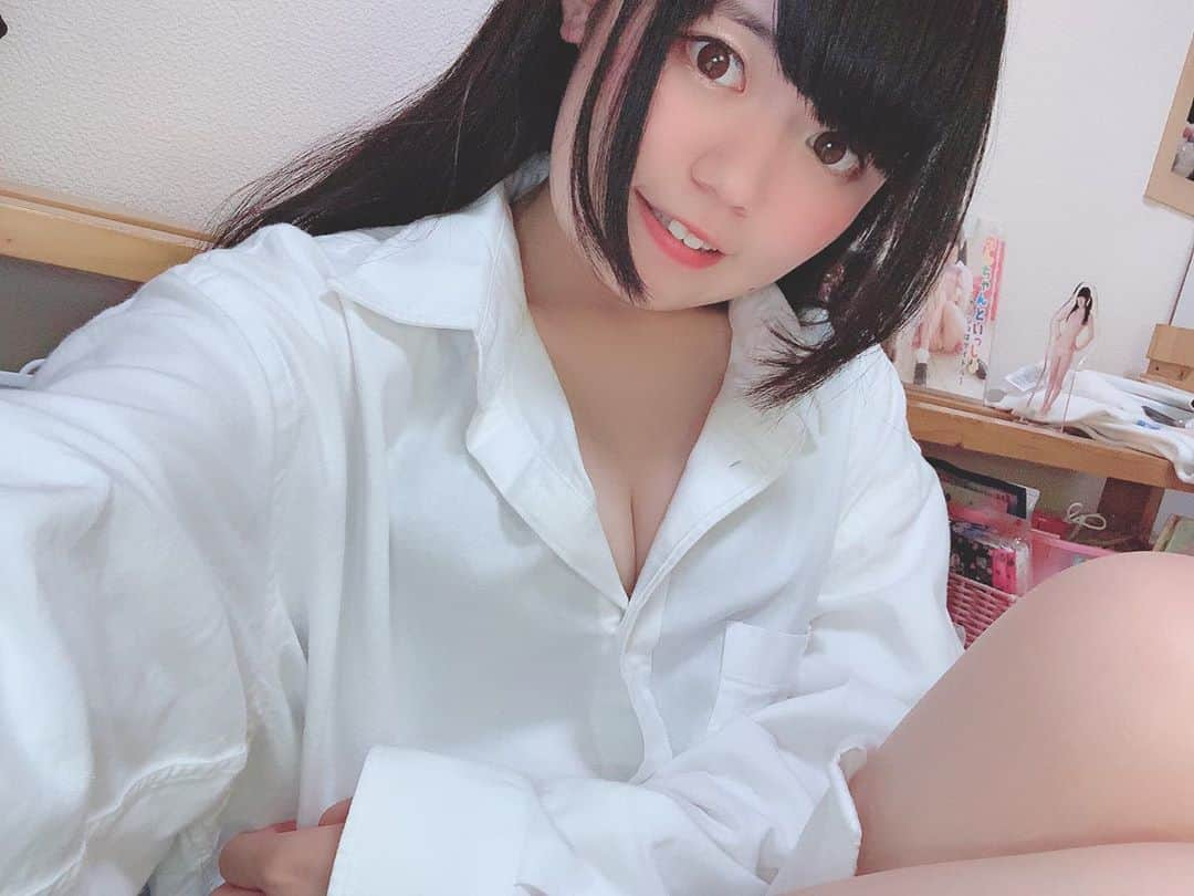 花咲希音さんのインスタグラム写真 - (花咲希音Instagram)「君のシャツはやっぱりおっきい👔 ぶかぶかだぁ〜😚🎶  #彼シャツ #ぶかぶか #谷間 #ちらり #谷間チラリ #部屋着 #gu  #巻き髪 #白 #white #girl #ぱっつん前髪 #前髪 #ぱっつん #アイドル #idol #グラビア  #女優  #グラドル  #写真 #写真好きな人と繋がりたい  #グラビア好きと繋がりたい #舞台好きな人と繋がりたい #actress #花咲希音 #自撮り#ミスflash2021 #マシェバラ #showroom #グラドル自画撮り部」9月3日 12時06分 - __n__o__n