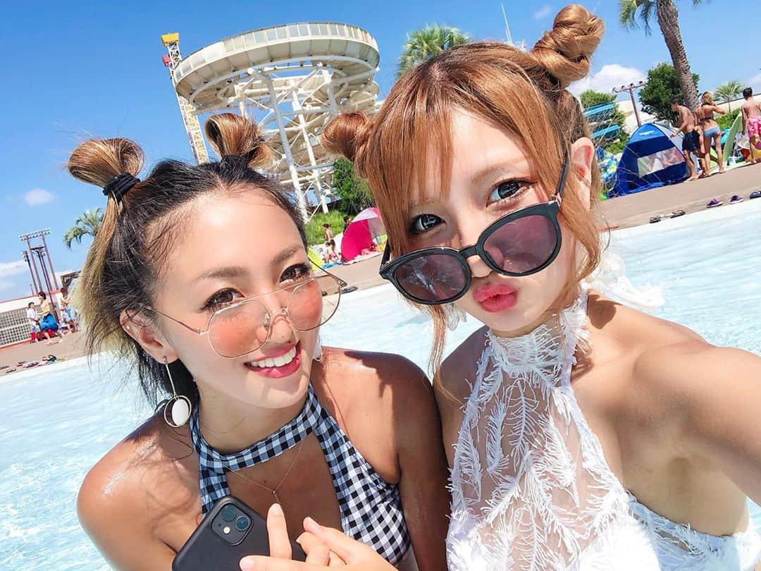 まゆぴちゅーさんのインスタグラム写真 - (まゆぴちゅーInstagram)「🍍🌺🍍🌺🍍🌺🍍🌺🍍🌺  バチバチの𝚂𝚞𝚖𝚖𝚎𝚛 𝚐𝚒𝚛𝚕感😎🌴🌈✩﻿ ﻿ 真っ黒らむちゃんの横にいると﻿ わたし白く感じるけど、﻿ 今年だーいぶ焼けたわ🤦‍♀️🌞💦（笑）﻿ ﻿ らむとはなんだかんだもう付き合い﻿ 7年目とかか🙈💗🌻！？早い🥺﻿ ﻿ どんなときも一緒にいるとᕼᗩᑭᑭY◡̈﻿ になれる素敵な子なの💗らぶ🌺💕﻿ ﻿ ﻿ ﻿ #サングラス の意味🙊w #よみうりランド #よみうりランドプールwai  #プール #プール遊び #プールコーデ  #水着 #水着ギャル #ビキニ #ビキニギャル  #ビキニ女子 #水着コーデ #おそろヘア  #簡単ヘアアレンジ #ツノヘアー #夏メイク  #可愛い水着 #ギャルメイク #サングラス女子  #ウエスト痩せ #脚やせ #美意識向上  #フォロー歓迎 #フォローwelcome」9月3日 12時12分 - mayu_03pichu