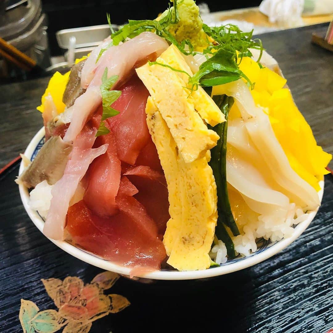 おごせ綾さんのインスタグラム写真 - (おごせ綾Instagram)「新潟西区にある折紙さん✨ よく行くお店なのですが、優しい店長さんが行くといつもおまかせでデカ盛りを作ってくださいます＾＾  この日は海鮮丼✨ いか、マグロ、さんま、お漬物、卵焼きてんてんetcがてんこ盛り❤️  デザートに丸茄子のチキングラタンもいただきました✨ 海鮮以外にも、手作りの餃子やメンチカツ等美味しい物が沢山の西区の常連さん達に愛されているお店さんです✨  #折紙#新潟#西区#居酒屋#海鮮#海鮮丼#マグロ#いか#たまご焼き#さんま#刺身#グラタン#丸茄子#チキン」9月3日 12時23分 - ogose0123