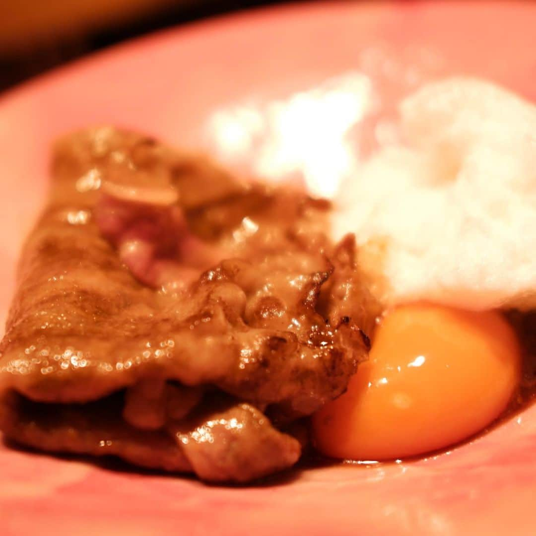 花奈澪のインスタグラム：「よしだやまと﻿ お肉を食べる会🍽﻿ ﻿ コースちょうどよい量で﻿ 塩焼のいろんなアレンジが楽しくて﻿ どれも美味でした＼(^o^)／﻿  メレンゲでふわふわの すきやきも美味しい... ﻿ ＼カツサンドはマジで毎日朝ごはんにしたい／﻿ ﻿  うしみつ恵比寿本店 【肉ウィーク特別コース】  ﻿ 【サラダ】﻿ 海老とアボガドのサラダ﻿ ﻿ 【肉ウィーク特別ユッケドッグ】﻿ 和牛の雲丹ユッケドッグ　〜雲丹の2列乗せ〜﻿ ﻿ 【塩焼物】﻿ タンしゃぶ　〜焼きとうもろこし〜﻿ 厳選熟成タン　〜グレープフルーツ〜﻿ 厳選ハラミ　〜塩麹と夏野菜のソース〜﻿ 厳選和牛赤身肉の厚切り一種　﻿ ﻿ 【けんしろう焼き】﻿ 〜西麻布けんしろうプロデュース〜﻿ ヒレのけんしろう焼き﻿ ﻿ 【犇休め】﻿ ビタミンフルーツスムージー﻿ 〜グレープフルーツ、ゴールデンキウイ、マンゴー、パイン〜﻿ ﻿ 【肉料理】﻿ ヒレ肉のブリオッシュサンド　〜自家製ソース〜﻿ ﻿ 【うしみつ焼き】﻿ うしみつ焼き　〜雲丹ソース〜　﻿ ﻿ 【焼きすき】﻿ 和牛サーロインの焼きすき　〜濃厚卵黄〜﻿ ﻿ 【お食事】﻿ 人気不動！和牛　石焼きひつまぶしご飯　〜ガーリックバター醤油〜﻿ ﻿ 【デザート】﻿ スノーパウダーケーキ　～南国のフルーツ、ココナッツのクリーム〜  #うしみつ恵比寿 #うしみつ #やきにく#うしみつ恵比寿本店 #ushimitsuebisu」