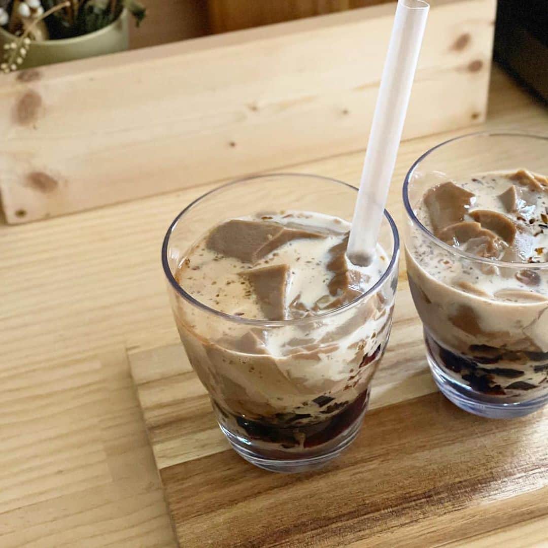 Otto Japan(オットージャパン) さんのインスタグラム写真 - (Otto Japan(オットージャパン) Instagram)「@ehami123 さん、ご紹介ありがとうございます！  #repost @ehami123  ・・・ 大人だけのおやつタイム﻿ #飲むコーヒーゼリー ﻿ 作ってみましたಇ﻿ ﻿ コーヒーゼリー＋ラテゼリーを牛乳で﻿ とろっとおいしくてするっと飲んじゃう𓁉﻿ ﻿ グラスは﻿ 以前から気になっていた#Plakira﻿ ﻿ 見た目はガラス、実は樹脂製﻿ 1000回落としても割れないそうなので、﻿ 子どもがさわってもこわくない✦﻿ ﻿ 「双円」とのコラボで﻿ お酒の割りもの、カフェオレも﻿ くぼみを目印の比率で注げます♩﻿ 耐熱100℃なのでホットもOK◎﻿ ﻿ @my.motto.jp さんで購入できます✨﻿ https://store.otto.jp﻿ ﻿ #ノースモール公式アンバサダー﻿ #ノースモールサイト﻿ #PR﻿ #オットー﻿﻿ #賃貸インテリア#賃貸DIY#賃貸住まい#暮らしを楽しむ#キッチンカウンター#カウンター#台所#キッチン#キッチンインテリア#台所道具#カッティングボード#スチームトースター#鍋敷#コーヒーゼリー#双円#グラス#コップ#プラキラ#おうちカフェ#カフェラテ#コーヒー#子どものいる暮らし#おうち時間」9月3日 12時17分 - my.motto.jp