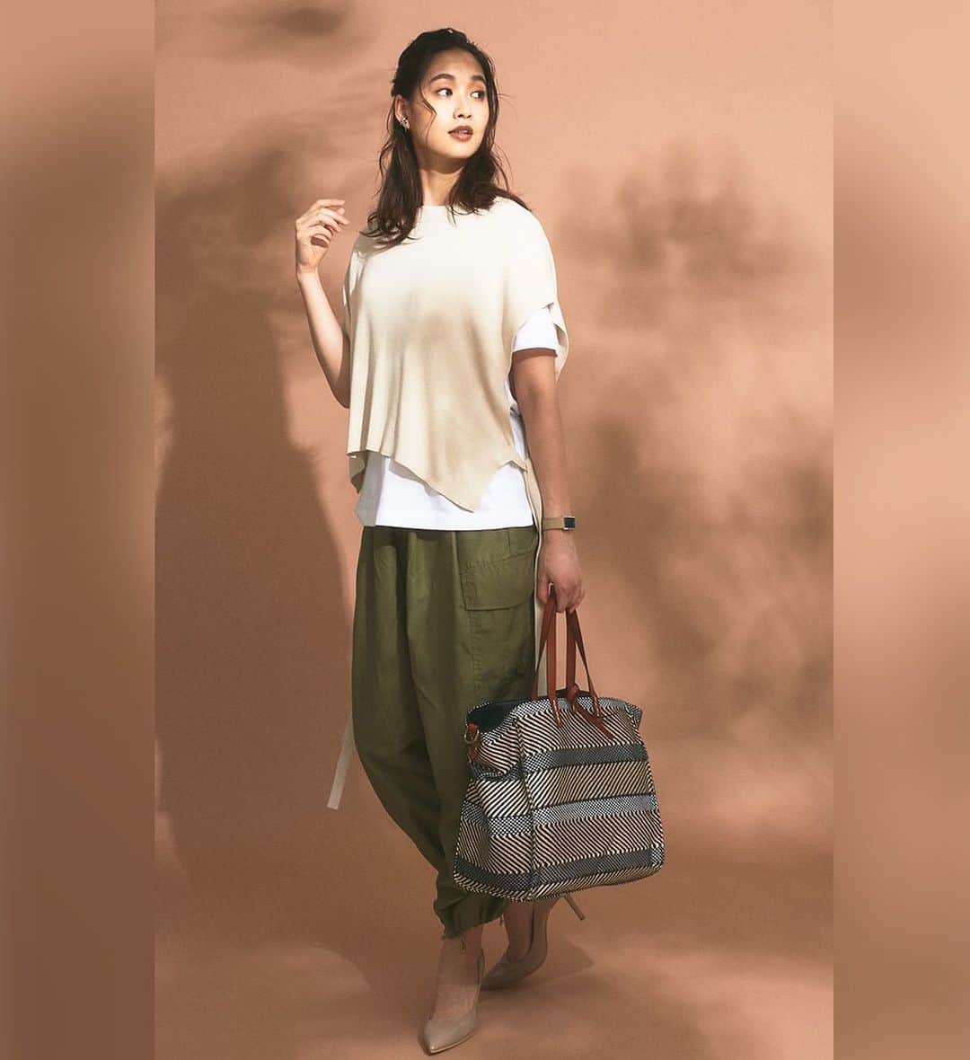 R_fashionのインスタグラム：「. GINGER　10月号 掲載アイテム✨ . 本日のpickup！ . bottoms; HAPTIC bag👜; STOCKMAN SHOP earrings; 私の毎日アクセサリー paris k's ear cuff; 私の毎日アクセサリー paris k's . . 画像左下🛍 or 画像tap でアイテム詳細 ------------------------------------------------ GINGER×楽天✨最新号✨ 👗夏～秋のスイッチコーデ 成功の秘訣は?👡 は　プロフィールリンクからチェックしてくださいね🕊❤︎ ------------------------------------------------ #r_fashion #秋ファッション　#秋コーデ #gingerweb #gingermagazine」