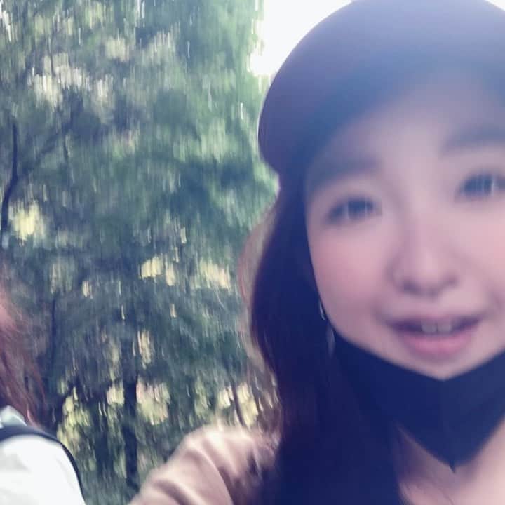 のインスタグラム：「途中からずっと横向き(笑) ごめんなさい🙏  #高尾山 #リフト #夏の思い出 #大はしゃぎ」