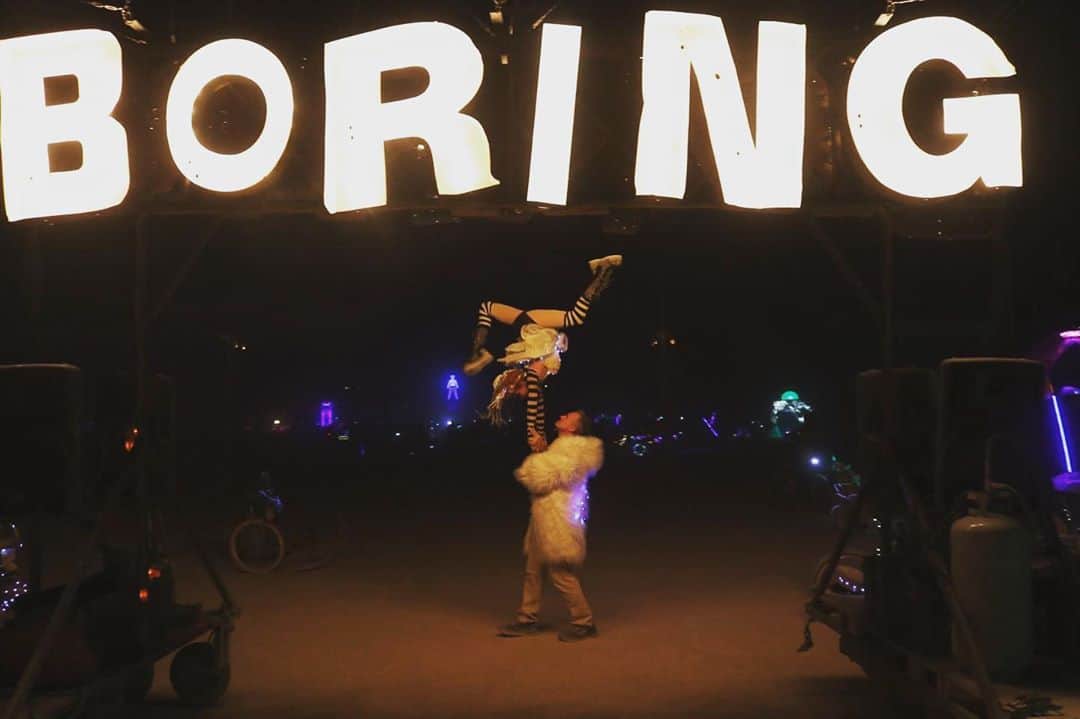 ボニー・モーガンのインスタグラム：「Once upon a wonderful white Wednesday…BORING!! Acro @burningman with the well balanced @kerryward #adventuresofbendybonnie #whitewednesday #burningman #boring #handtohand #shenanigans #kerryward #wheresmyportalgun #home #playaclown #industwetrust #acro #bendybonnie」