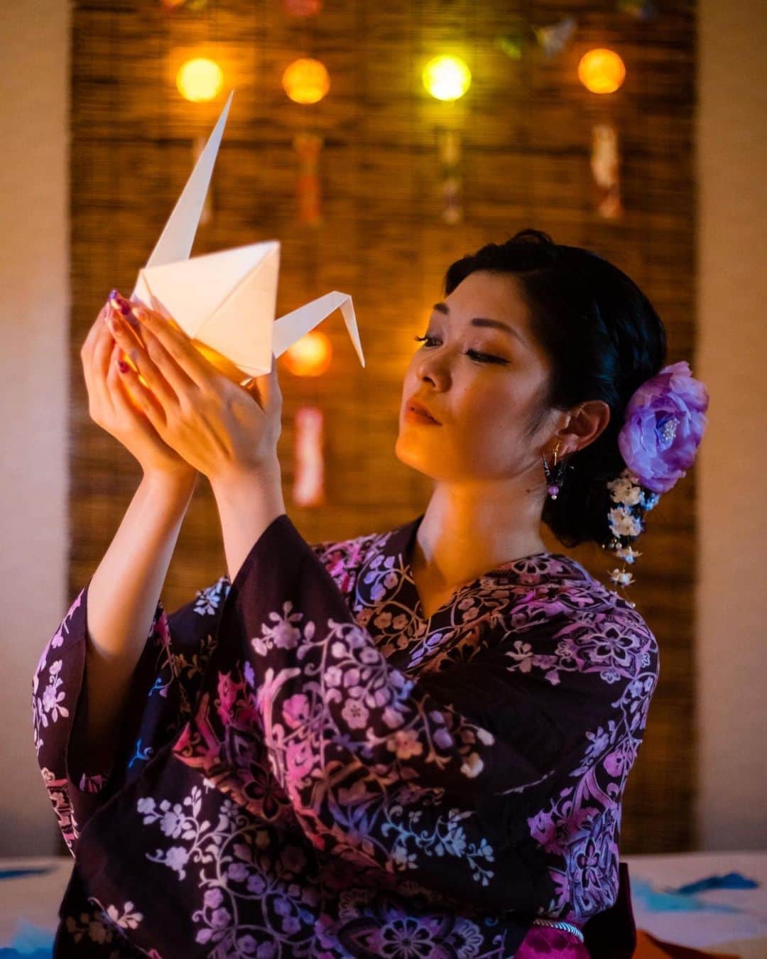 のインスタグラム：「＊心揺さぶられる＊ . . 素敵な方と出会い、 地元が一緒だったり、似た境遇、 感性、いろんな事が重なり合ったとき嬉しいものです😌❤️✨ . .  昨日は、作品作りに没頭したんだけど 作品作りをセラピーとして取り入れて あげられるようになれたらいいなぁ✨ . . 生活を豊かに、、🍀✨ . . instagram:@kamozen.kyoto 和雑貨:@charmofkamozen HP: https://www.kamozen.com/ . 〒605-0845 京都府京都市東山区竹村町151番地35  ☎​08031939893 kamozen.gallery@gmail.com 加茂禅マネージャー　 加茂　世唯奈 . #kyoto #japan #gallery #kyotostay #hotel #japanese #beautiful #kamozen #kamozenkyoto #charmofkamozen #加茂禅 #京都 #京都ギャラリー #町家ギャラリー #和紙ライト #和紙雑貨 #ワークショップ #そうだ京都へ行こう #チャリティギャラリー」