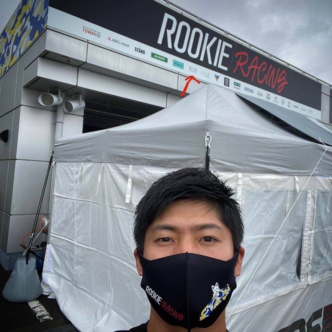 大嶋和也のインスタグラム：「富士スピードウェイのpitビルのB棟にルーキーレーシングの看板が出来ました！！ ちゃっかり僕の会社のロゴも😍 #rookieracing」