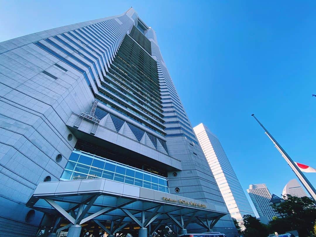 横浜ロイヤルパークホテルのインスタグラム：「真下から見上げる横浜ランドマークタワーは圧巻！  #横浜ロイヤルパークホテル #yokohamaroyalparkhotel #横浜 #yokohama #ホテル #hotel #絶景ホテル #横浜ホテル #みなとみらい #横浜ランドマークタワー #thepreferredlife #royalparkhoteljp」