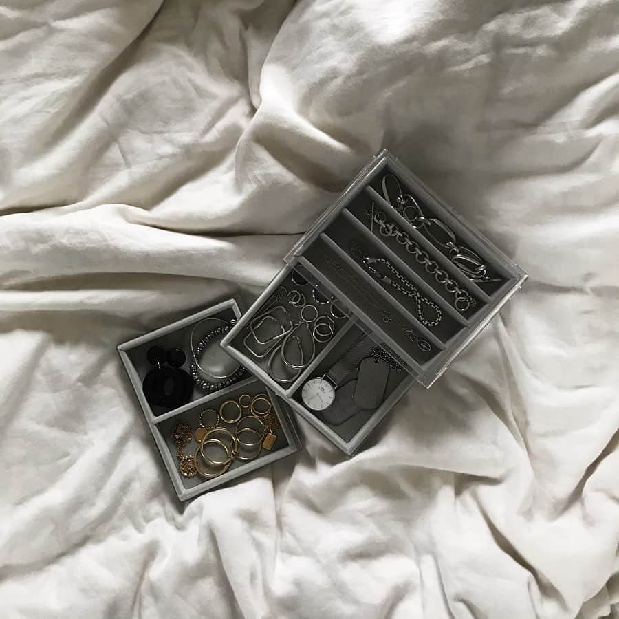 のインスタグラム：「. . アクセサリーボックス⛓ これ以上に入らへんくなったら 整理するようにしてます🦋 ちょっとずつ変わるからまた変わったらupしよ♡ . #silver925 #goldaccessories #accessoriesbox #アクセサリー収納 #toietmoi_kyoto #シンプルな暮らし #salisty_mag #partegram」