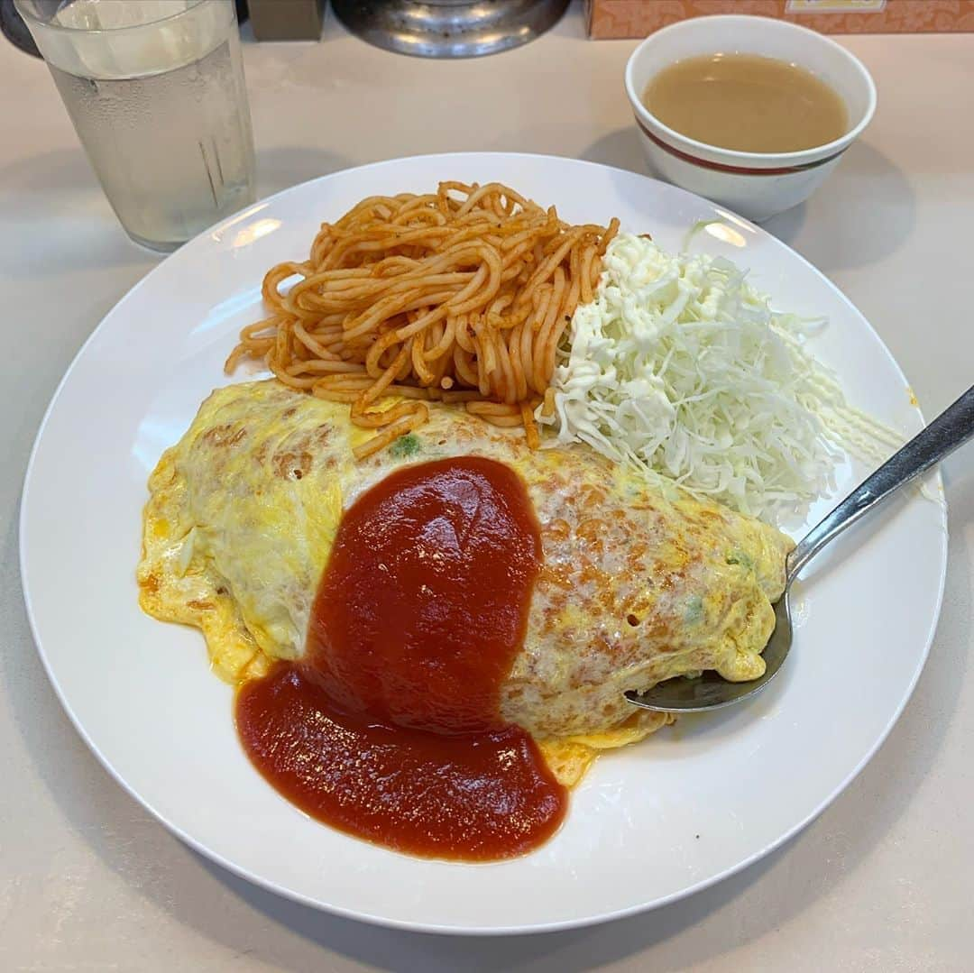 くろさんのインスタグラム写真 - (くろInstagram)「オムライス🍽800円 ここだけはコロナの影響知らずな感じで大行列。 11:51現地着で11人目の並びでしたが、12:13には食べ始めて、12:21には食べ終わりw まさしく「並んでも食べたいバター香るオムライス」 #オムライス #大人のお子様ランチ #人気No1 #チキンライスの卵包み #バター香るオムライス #むさしや #ムサシヤ #うましなつかし昭和の味 #新橋ランチ #サラリーマンランチ #サラリーマンの聖地 #ニュー新橋ビル #ニュー新橋ビル1階」9月3日 12時27分 - m6bmw