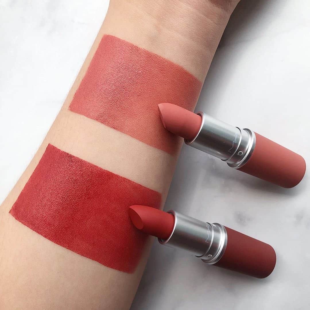 M∙A∙C Cosmetics Japanのインスタグラム：「マスクを取っても、自信のある唇に💋 あなたはどちらのカラーがお好み？ #MACパウダーキス #MACPowderKiss ㅤ 画像上から ☑︎パウダーキス リップスティック 限定パッケージ マル イット オーバー／デボーテッド トゥ チリ  ㅤ *8月9日(日) HANKYU BEAUTY ONLINE阪急百貨店公式コスメ通販 先行発売 *8月10日(月) 阪急うめだ本店、西宮阪急、神戸阪急、博多阪急 店舗限定発売 *9月1日(火) M·A·C 公式オンライン ショップ、M·A·C公式ショップ 楽天市場店 発売  ㅤ #MACCosmeticsJapan #MACCosmetics #MAC #MACコスメ #マックコスメ #コスメ#コスメ紹介#コスメ好き#コスメレポ #化粧品 #デパコス #コスメ部 #コスメマニア #メイク好き#メイク道具#美容大好き#美容好き#メイクプロセス#トレンドメイク#夏メイク#秋メイク#メイクテク #MACリップ#リップ#リップメイク#リップスティック#ボリューム#スウォッチ」
