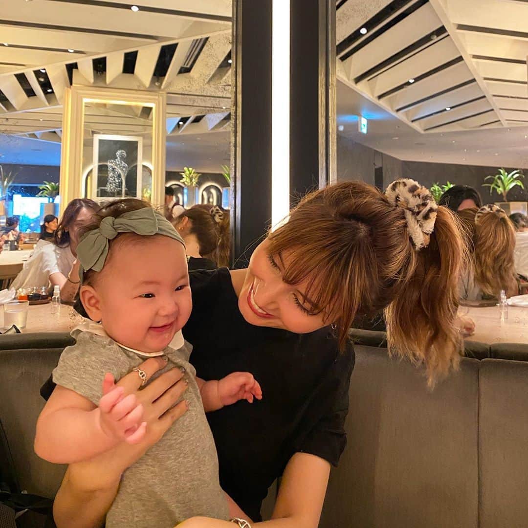 高松チェルシーリナのインスタグラム：「. 宮下パークにあるベトナム料理のお店がとってもおしゃれで店員さんも素晴らしくてソファ席も広くてとってもよかったぁー😍😍💕💕 . なかなか子連れだと行けるお店が限られてくるのですが.. 子供もベビーカーもOKのお店多かったからまた行きたい🥰🥰 . #宮下パーク#miyashitapark#子連れランチ#ベトナム料理#生後5ヶ月#女の子ママ#女の子ベビー」