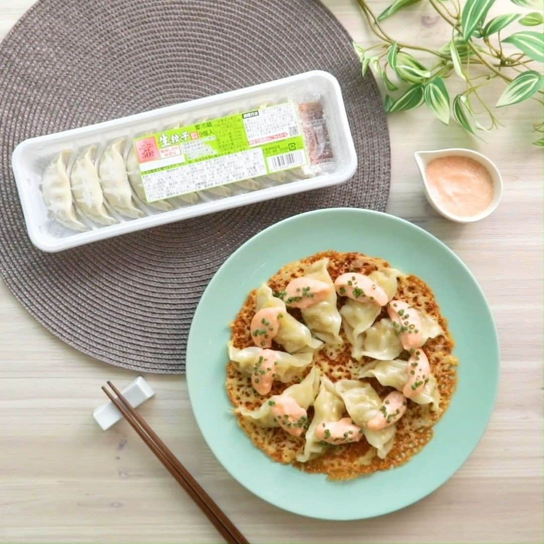 みまつ食品 餃子工房RON ひとくち餃子とキャベツサイダーのインスタグラム：「美味しい餃子のアレンジレシピ！  カリカリチーズの羽根つき餃子に明太マヨソースをかけた、お酒にぴったりな一品です。 レシピ動画を是非御覧ください！！  ★材料2人前★ 生餃子9個 小ねぎ(小口切り)適量 ピザ用チーズ60g 辛子明太子1/2腹 マヨネーズ大さじ3 サラダ油大さじ1 水100ml  ★作り方★  1辛子明太子を薄皮から出してボウルに入れ、マヨネーズを加えてよく混ぜる。  2中火で熱したフライパンにサラダ油をひき、生餃子を円形に並べる。  3焼き目がついたら弱火にし、水を入れてフタをし、  5分程蒸し焼きにする。  4水分がとんだら、チーズをちらして弱火でチーズがカリッとするまで焼く。  5皿に盛り、1をかけ、小ねぎをちらす。  #餃子 ＃#ぎょうざ ＃#ギョーザ 　#デリスタグラム #おうちごはん  #今日のごはん  #手作り料理 #時短料理 #時短レシピ  #中華料理 #みまつ食品 #晩ごはん #夕ご飯 #クッキングラム #料理動画 #家ごはん #料理好き #料理好きな人と繋がりたい #夜ごはん #手料理 ＃#明太子 ＃#明太チーズ ＃#おつまみレシピ ＃#おつまみ ＃#ビールのお供」