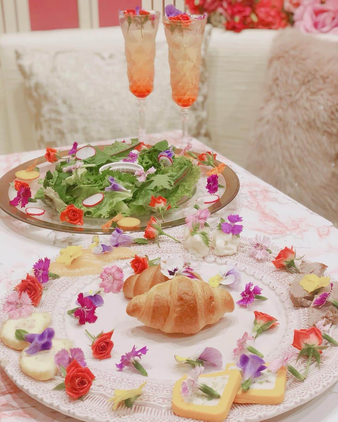 桜井莉菜さんのインスタグラム写真 - (桜井莉菜Instagram)「可愛すぎるお店に行ってきましたぜよ🌸💓 ミエーレってお店なんだけど、 全部のお料理にお花が散りばめられてるっ😍❤️ なんて可愛いの！！！ 見てるだけで女子力上がる💗癒された🤤🌸🌹🌻 食べ終わったお皿までお花まみれで可愛いとかどーゆー事🤭🌸 そしてこんなに可愛いお花ケーキでお誕生日のお祝い😍 最高かよっ🥺💗  #新宿グルメ#新宿カフェ#女子会#誕生日会#アフタヌーンティー#コース料理#可愛い#可愛いご飯」9月3日 12時35分 - rina__sakurai