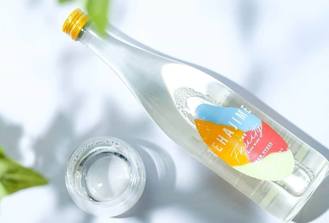 KURAND@日本酒飲み放題さんのインスタグラム写真 - (KURAND@日本酒飲み放題Instagram)「日本酒を好きになる。 果実のような日本酒です。  TEHAJIME (テハジメ) ［ 富久錦 (フクニシキ) / 兵庫県 ］  綺麗な甘みと酸味、 フルーティーな果実のような香り  アルコール度数も8%と抑えめ。 この味、初めて飲むと驚きます。  まるで華やかなお米のワイン。 自分のこだわり時間を彩る1本です。  乾杯や食後酒としてだけでなく、 ぜひトマトソースを使った料理と 合わせてみてください。  酸味と甘みが見事に調和し、 ペアリング体験に感動します。  ぜひ一度飲んでみてください。  ーーーーーーーーーーーーーーー  全国の酒蔵さんと共同開発した ここでしか飲めない ‘’‘お酒‘’ がたくさん。  🍶 お酒の一覧と詳細は下記から。 　 購入やギフト受付も可能です 🎁  📱▶ @kurand_info﻿ ◀🖥 ﻿ ① 上記からプロフィールページへ飛ぶ ② トップのurlをクリックしてホームページへ！  #KURAND #日本酒 #華やか #フルーティ  #TEHAJIME #果実のような日本酒」9月3日 12時41分 - kurand_info