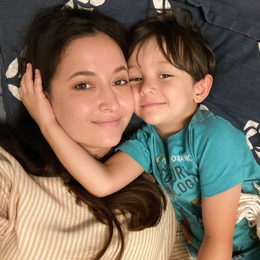 フリーディアのインスタグラム：「After a long day the snuggles from this fella is the bestest in the world.  #sillybutts #us #cutie #toddler #funny #myson #love  長い日の最後に彼との抱いたりするのが一番。世界一大好きだな〜」