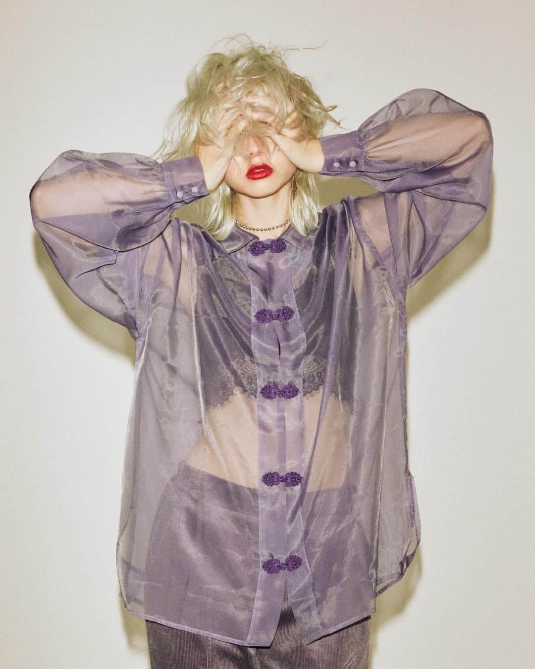 のインスタグラム：「. 【NEW ARRIVAL】 . ▼tops シースルーチャイナブラウス ￥7,700(tax in) BLK/BLU/PPL . ▼bottoms フロントスリットパンツ ￥6,600(tax in) IVY/BLK/PPL/BRN . @jouetie_official TOPページURLからチェック✔️ 商品詳細は画像をタップ🛒📌 . #jouetie #jouetie2020aw #jouetie_ootd #fashion #autumn #winter #street #mixstyle #ジュエティ」