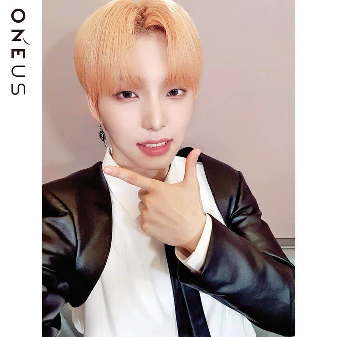 のインスタグラム：「[#ONEUS]  #SEOHO✌️  今回のアルバムも全部良い曲なので！いっぱいいっぱい聴くこと!!!ㅎㅎㅎㅎㅎ「Dizzy」が良かったですよ!!! はははは  이번 앨범 모든 노래 다 좋으니까!! 많이 많이 들어주기!!!ㅎㅎㅎㅎㅎ '혼란하다 혼란해' 좋더라구요!!! 하하하하  #원어스 #LIVED #서호 #TOMOON #투문 #투올낫 #TO_BE_OR_NOT_TO_BE #kissent」