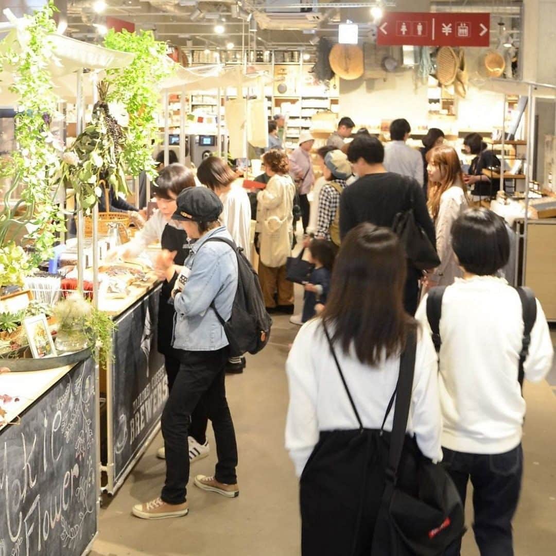無印良品さんのインスタグラム写真 - (無印良品Instagram)「【今日の話題】お店を舞台に、マチとヒトとモノをつなげる - 無印良品の一部のお店では、『つながる市』と題したイベントを開催しています。“マチとヒトとモノをつなげる”をテーマに、地域の食品や特産品の販売、地元を中心に活躍する人たちの手によるマルシェやワークショップの開催など、その地域ならではの催しを集めています。 お店が地域の輪をつなげるきっかけとなり、身近なようでいて深くは知らなかった地元の魅力を、地域に住む人たちへ届けたいと考えています。  『つながる市』は、安心・安全へ配慮を行い、状況を見ながら不定期で開催しています。開催状況については、MUJI passport でお店の情報をフォローし、最新情報をご確認ください。 - #無印良品 #MUJI #つながる市」9月3日 13時00分 - muji_global