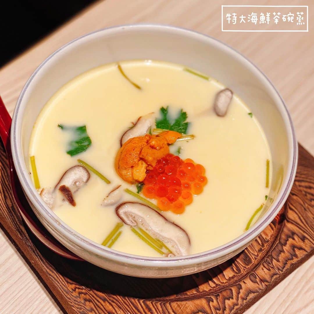 4foodie, for foodieさんのインスタグラム写真 - (4foodie, for foodieInstagram)「📍Taipei, Taiwan 美登利壽司 台北大安店 / 以下菜名及價位 特等醃漬生筋子 $200 美味程度：🌕🌕🌕🌕🌑 💡補充💡生筋子醃漬得鹹度適中，飯量可以選擇少量，粒粒分明，一口咬下去爽感十足(˶‾᷄ ⁻̫ ‾᷅˵) 極上海膽 $280 美味程度：🌕🌕🌕🌕🌑 💡補充💡極上海膽口感綿密，搭配些許的山葵與海苔，帶出海膽的甜味。 特級鮪魚大腹 $180 美味程度：🌕🌕🌕🌕🌑 💡補充💡鮪魚大腹油脂鮮美，口感上帶有嚼勁的筋，魚肉份量蠻大一片的🍣 特大海鮮茶碗蒸 $300 美味程度：🌕🌕🌕🌕🌕 💡補充💡茶碗蒸料很多，裡面有蝦肉、干貝、菇類、海膽與鮭魚卵等等配料！口感滑順👍🏻 蝦姑 $80 美味程度：🌕🌕🌕🌗🌑 💡補充💡蝦姑鮮甜度普通，整體稍無記憶點。 整體 環境衛生：🌕🌕🌕🌕🌕 服務態度：🌕🌕🌕🌕🌕 再訪意願：🌕🌕🌕🌗🌑 🗺台北市大安區大安路一段81號 🚇捷運忠孝復興站15號出口 ☎️8772-9966 ⏰11:00-22:00 🍽2020.09.01到訪用餐 💡補充💡終於吃到火紅到不行的美登利！不接受訂位要到現場掃QR CODE候位，但其實也不會等太久，我們當天傍晚6:00掃完差不多6:50就進場了！速度還蠻快的👍🏻整體吃下來不是什麼平價壽司，不過壽司新鮮度與質感還是有的～ #4foodie #4foodie忠孝復興站 #台北美食 #美登利壽司 #台北壽司 #東區美食 #忠孝復興美食 #4foodieintaipei #4foodieforfoodie  ©版權所有，不得轉載copyrights reserved」9月3日 13時03分 - 4foodie