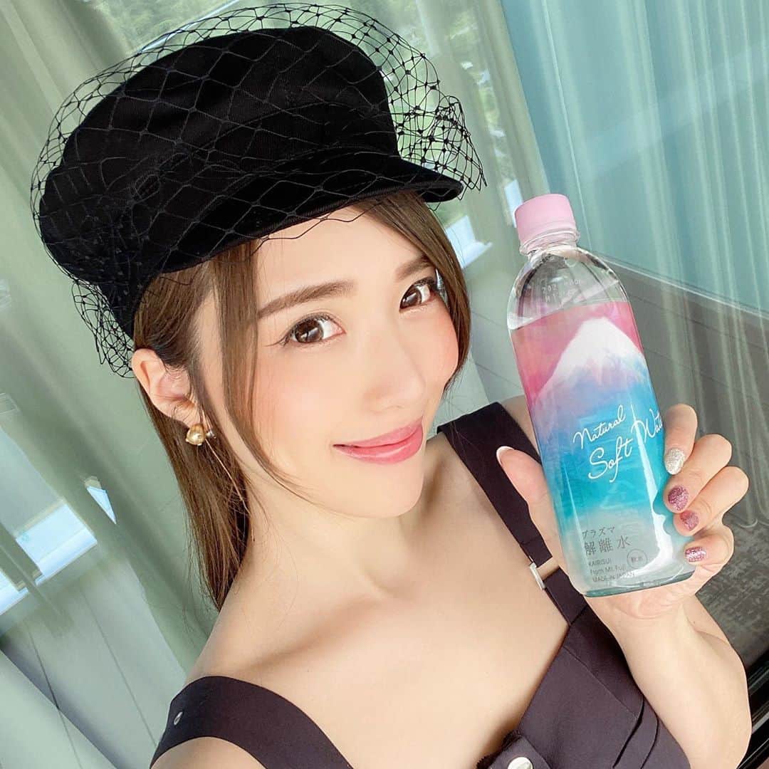 のインスタグラム：「最近は暑さで水分補給をいつも以上に気にするので、毎日飲むお水にも変化を加えながら楽しんでるよ😚  コンビニでちょくちょく買って前にもインスタで紹介したことあったんだけど、今回は新たにケース買いした @plasma_kairisui ✨  見た目も可愛いし、飲みやすいし、なによりアンチエイジングに効果があるということなのでアラサーの私にはありがたいお水😂💓  私はAmazonで買ったんだけど、 楽天、イオン ナチュラルローソン、CISCA、ファミマ！！とかでも買えるよー👌  お水は生きていくのに必要不可欠だし、毎日身体に取り入れるものだから、よりプラスαの効果があるものの方がいいよね💓  熱中症対策しつつアンチエイジングできるなんて最高☺️❤️  どんなお水なのかはストーリーからリンクさせておくので見てみてね😊✨  「プラズマ解離水」で検索してもすぐでてくるよー❣️  #毎日 #習慣 #飲みやすい #プラズマ解離水 #細胞を潤す水 #解離水 #お肌にうるおい #熱中症 #水 #お水 #エイジングケア #抗老化 #熱中症対策 #熱中症予防 #水分補給 #ナチュラルローソン #イオン #cisca #細胞 #美肌 #健康 #美活 #デトックス #コロナ #コロナ対策 #楽天 #アラサー美容 #japapnese #water」