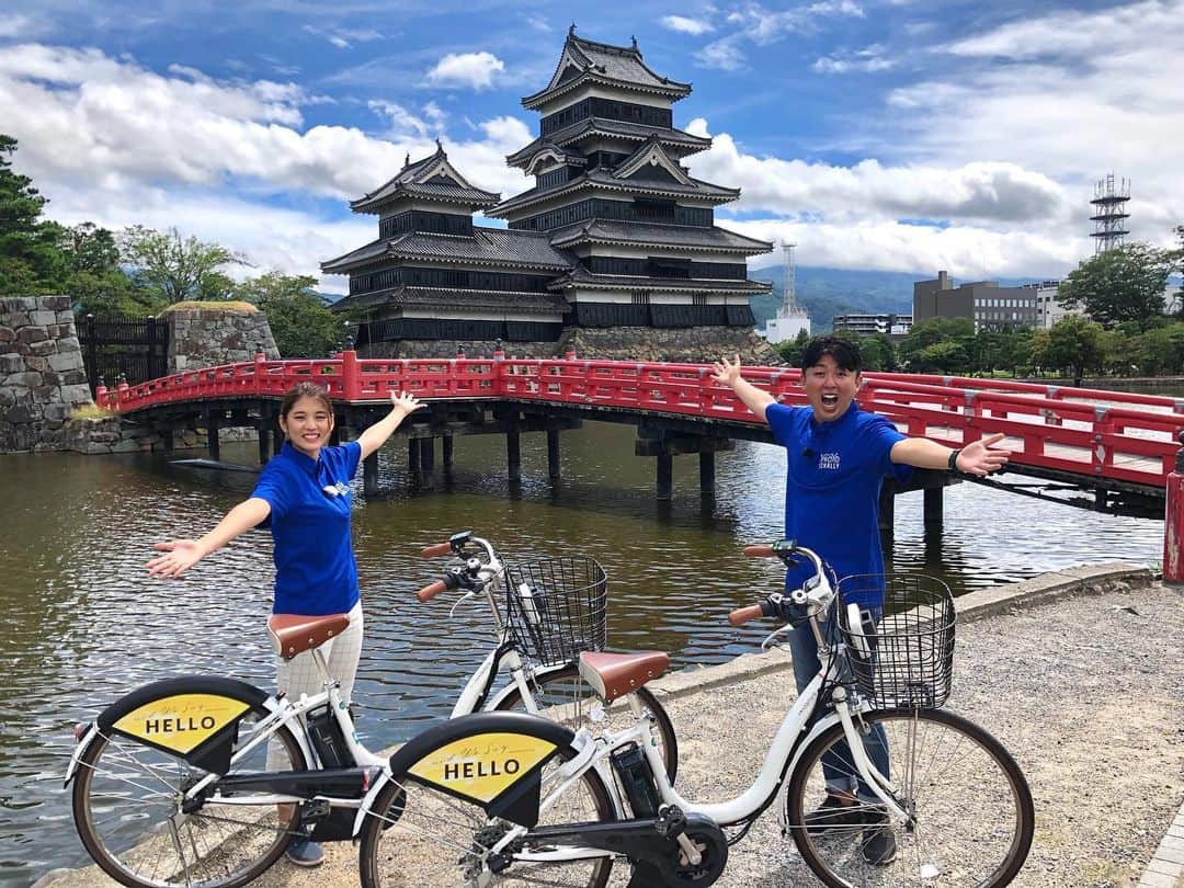 汾陽美樹のインスタグラム：「. 長野県住みます芸人ゆでたかのさんと 松本市内をぐるっと自転車旅〜🚴‍♀️🚴‍♂️✨ 風が心地いいですね🍃 . #長野放送 #ふるさとライブ #長野県住みます芸人 #ゆでたかの さん #おそろい #ポロシャツ #信州アルプスフォトチャリー  #自転車 #サイクリング #観光 #松本市 #松本城 #縄手通り #お昼休憩中 #午後もまだまだ巡ります！ #アナウンサー #汾陽美樹 @alps_photochally」