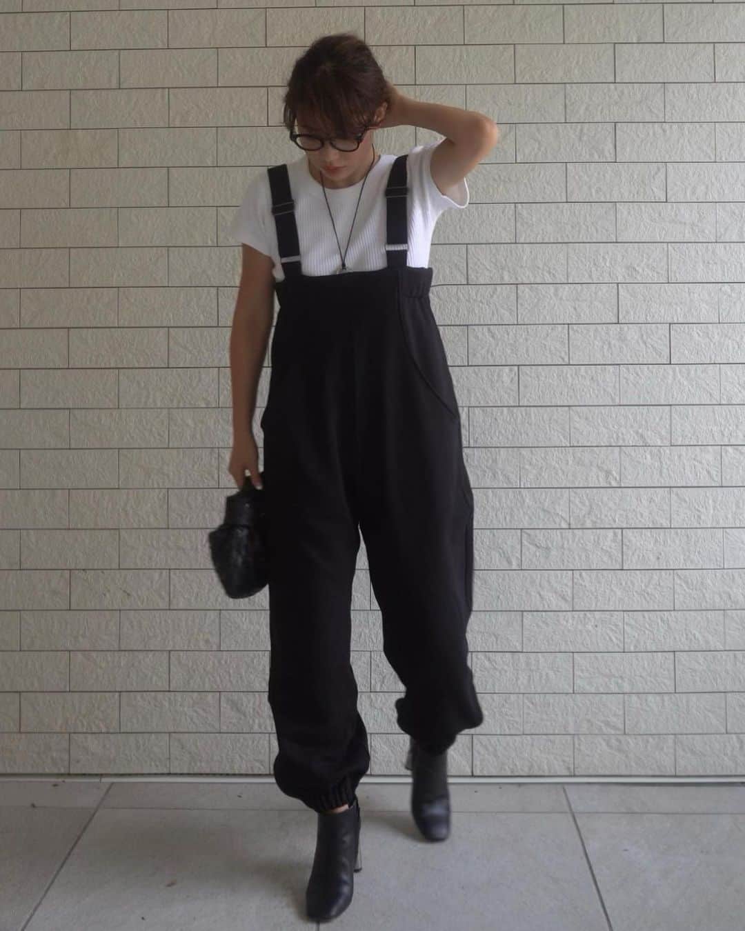 JUNNAさんのインスタグラム写真 - (JUNNAInstagram)「@etretokyo   本日19:00〜新作発売です  #2020ETRE_AW  今日は毎年ご好評いただいている センターシームブーツが発売となります。  ふかふかクッションで とにかく歩きやすい！ 足が痛くならないブーツ！  ブーツが苦手な方にこそ試していただきたい自慢のブーツです👢  写真のお洋服も本日発売  #ハイライズミリタリースウェットパンツ  目の詰まったややハリ感のある裏毛素材を使用したミリタリースウェットパンツ  これは絶対欲しい。  お膝パッチ  好き。  野暮ったく無いスウェットスタイル◎  リップはアディクション💋 一気に秋顔にしてくれるお宝リップ  【新作発売スケジュール】 📌ETRÉ TOKYO  毎週木曜日19:00 📌ZOZOTOWN  毎週金曜12:00 📌ELLESHOP  毎週土曜8:30  #ヘアスタイル #ヘアアレンジ #めがね #ミディアムヘア #bottegaveneta #celvoke#celine#秋メイク#オレンジ#ブラウン#ベージュ#カジュアル #大人カジュアル#ホワイト#アディクション」9月3日 13時12分 - junna