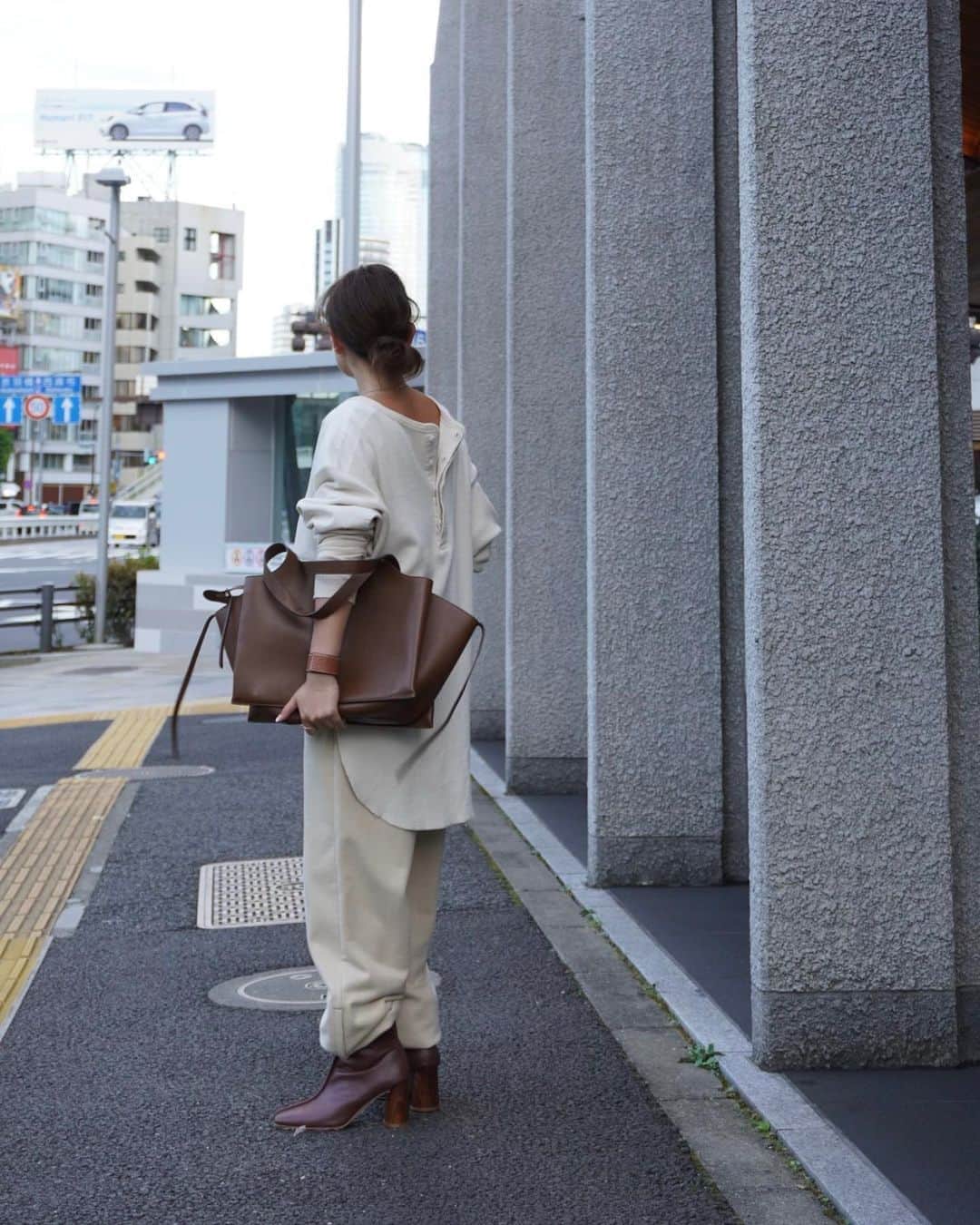 JUNNAさんのインスタグラム写真 - (JUNNAInstagram)「@etretokyo   本日19:00〜新作発売です  #2020ETRE_AW  今日は毎年ご好評いただいている センターシームブーツが発売となります。  ふかふかクッションで とにかく歩きやすい！ 足が痛くならないブーツ！  ブーツが苦手な方にこそ試していただきたい自慢のブーツです👢  写真のお洋服も本日発売  #ハイライズミリタリースウェットパンツ  目の詰まったややハリ感のある裏毛素材を使用したミリタリースウェットパンツ  これは絶対欲しい。  お膝パッチ  好き。  野暮ったく無いスウェットスタイル◎  リップはアディクション💋 一気に秋顔にしてくれるお宝リップ  【新作発売スケジュール】 📌ETRÉ TOKYO  毎週木曜日19:00 📌ZOZOTOWN  毎週金曜12:00 📌ELLESHOP  毎週土曜8:30  #ヘアスタイル #ヘアアレンジ #めがね #ミディアムヘア #bottegaveneta #celvoke#celine#秋メイク#オレンジ#ブラウン#ベージュ#カジュアル #大人カジュアル#ホワイト#アディクション」9月3日 13時12分 - junna
