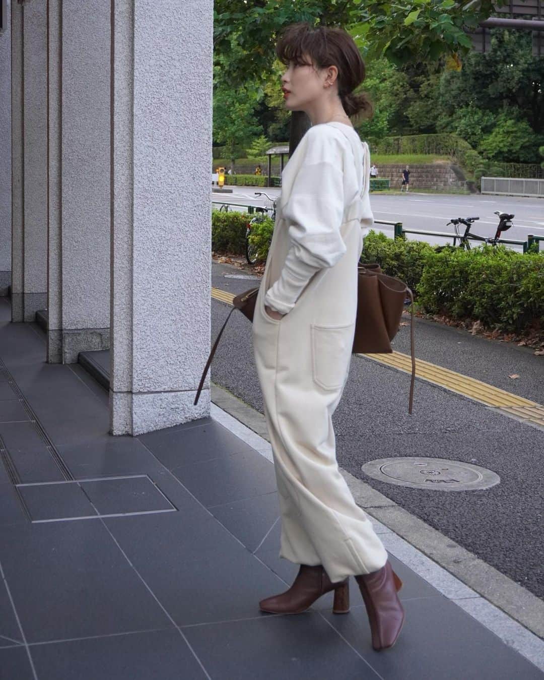 JUNNAさんのインスタグラム写真 - (JUNNAInstagram)「@etretokyo   本日19:00〜新作発売です  #2020ETRE_AW  今日は毎年ご好評いただいている センターシームブーツが発売となります。  ふかふかクッションで とにかく歩きやすい！ 足が痛くならないブーツ！  ブーツが苦手な方にこそ試していただきたい自慢のブーツです👢  写真のお洋服も本日発売  #ハイライズミリタリースウェットパンツ  目の詰まったややハリ感のある裏毛素材を使用したミリタリースウェットパンツ  これは絶対欲しい。  お膝パッチ  好き。  野暮ったく無いスウェットスタイル◎  リップはアディクション💋 一気に秋顔にしてくれるお宝リップ  【新作発売スケジュール】 📌ETRÉ TOKYO  毎週木曜日19:00 📌ZOZOTOWN  毎週金曜12:00 📌ELLESHOP  毎週土曜8:30  #ヘアスタイル #ヘアアレンジ #めがね #ミディアムヘア #bottegaveneta #celvoke#celine#秋メイク#オレンジ#ブラウン#ベージュ#カジュアル #大人カジュアル#ホワイト#アディクション」9月3日 13時12分 - junna